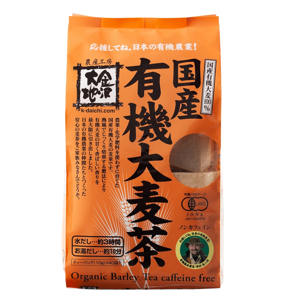 <p>日本の有機農業の仲間たちの有機大麦をブレンドした、新しい「国産有機大麦茶」です。製法やおいしさはそのままに、有機大麦の甘く香ばしい香りをお楽しみいただけます。<br><br><h5>≪国産有機六条大麦茶との違い≫</h5>麦茶に使用されている原料の産地と品種に違いがあります。<br>「国産有機六条大麦茶」は自社農場の単一原料（石川県産有機六条大麦）のみ使用していましたが、「国産有機大麦茶」は以下をブレンドしています。<br><br>産地：石川県、長崎県、鳥取県、熊本県<br>大麦の種類：六条大麦、二条大麦<br><br>焙煎の製法はそのままで、有機六条大麦と有機二条大麦をそれぞの麦が持つ特長を生かした、最適な配合にブレンドしています。</p>