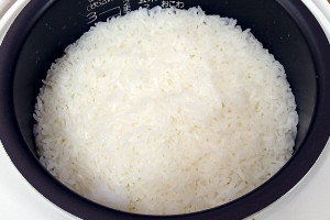 ご家庭の炊飯器でおいしく炊けます。軽くすすいでから、しっかり（30分以上）浸水し、塩を少々加えて炊いてください。鉄鍋や土鍋でも、普段の白米の炊き方でおいしく炊きあがります。