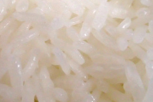 <p>【スタッフ試食レポート】<br>まず大きな特徴が「香り」です。炊飯器からあがる湯気の時点で、香り米独特のポップコーンのような匂いが部屋にたちこめます。</p><p>炊飯については、日本向けに作られた品種ということもあり、日本の炊飯器で全く問題ありません。通常水量と控えめの2つのパターンを試しましたが、控えめの方がこの品種のよさが出ている気がしました。<br>※本試食では2合炊きで通常水量350gのところを、水量300gで炊きました。</p><br><p>食味や外観については、日本のお米に近いです。コシヒカリなどと比べるとさらりとした食感ですが、元来のインディカ米ほどパラパラしておらず、比較的にしっとり、もっちりとした食感です。<br>外観は、少しタイ米らしい細長さも見てとれますが、全体をぱっと見ると日本のお米に近い印象です。※生米に比べると炊きあがりの方が細長い特徴が出ます。<br>個人的には、もっと本格的な「長粒＆パラパラ」のタイ米風を期待していた部分もありましたが、それですとタイ米そのものですので、日本向けという点で、ちょうどよいバランスではないかと思います。</p>